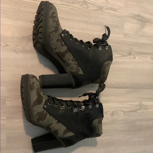 Chunky Heeled Green and Black Boots with Lace-Up Design - Picture 5 of 7